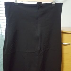 Highwaisted black skirt.